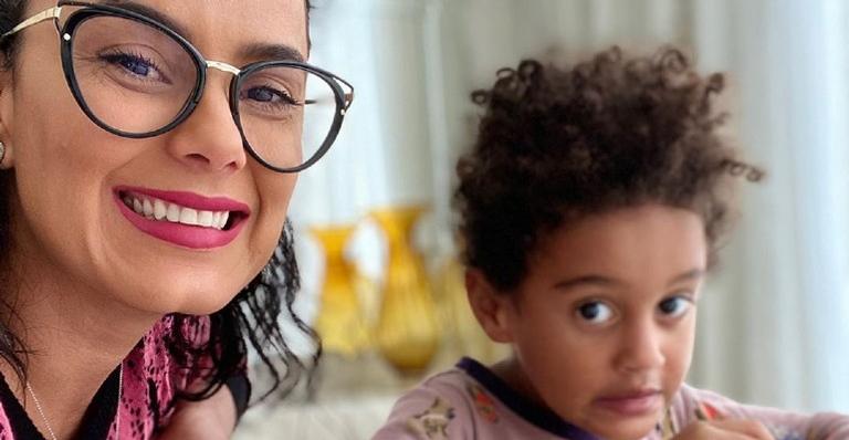 Luciele Di Camargo arranca gargalhadas ao surgir brincando de surfe no meio da sala com o filho