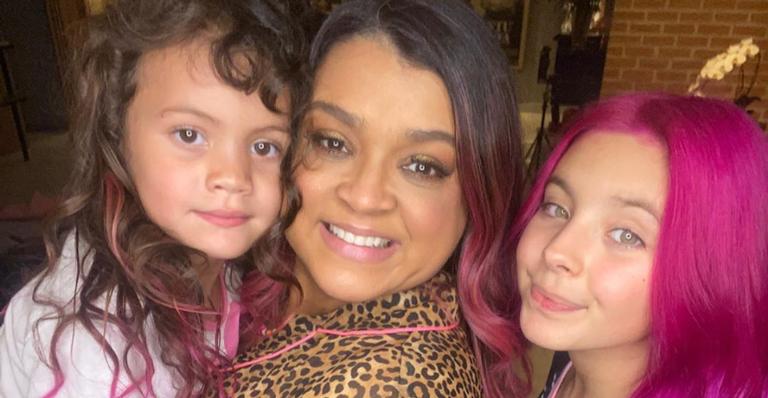 Preta Gil aproveita dia de beleza com a neta e a sobrinha, e brinca: ”Volto a ter a idade delas”