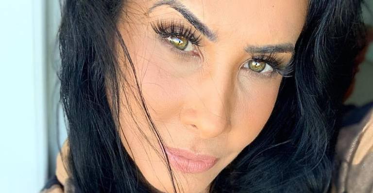 Scheila Carvalho posa com cão de estimação e físico sarado rende comentários