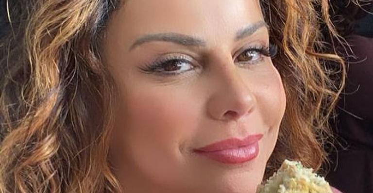 Viviane Araújo posta sequência de fotos muito sorridente e dispara: ”É o melhor remédio”