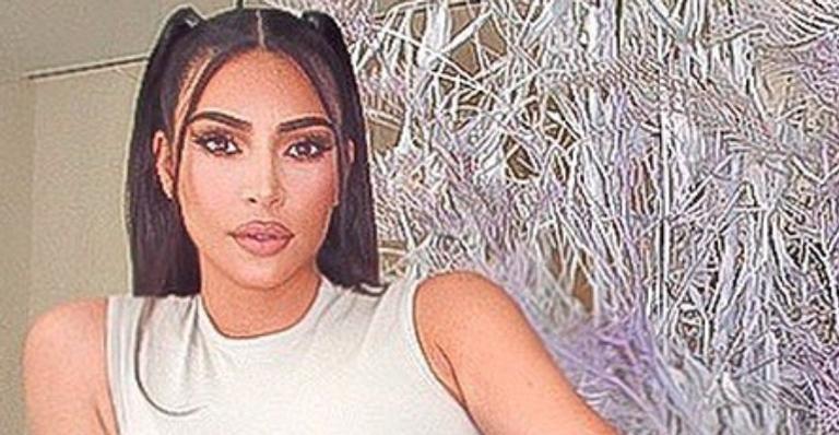 Kim Kardashian esbanja boa forma ao surgir de biquíni em suas redes sociais: ”Mergulho noturno”