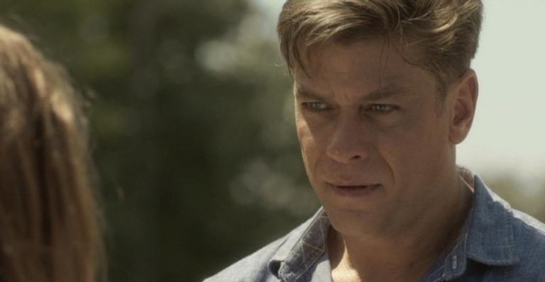 Arthur é flagrado aos beijos com outra mulher em ‘Totalmente Demais’