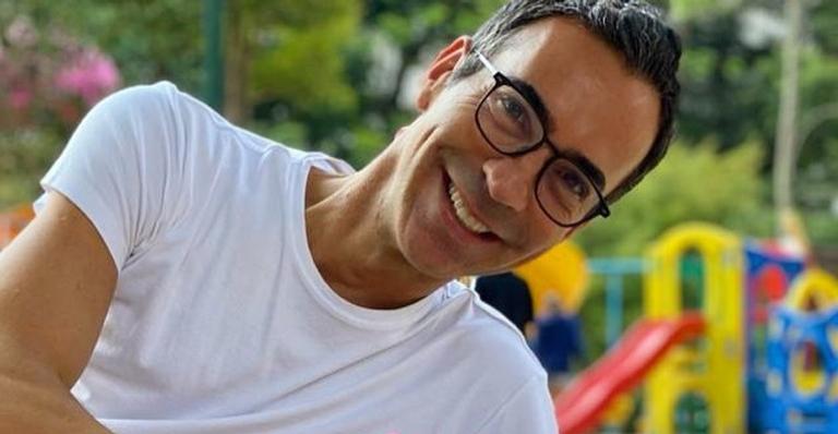 Cesar Tralli faz trocadilho sobre a chegada da primavera: ”Primaverno”