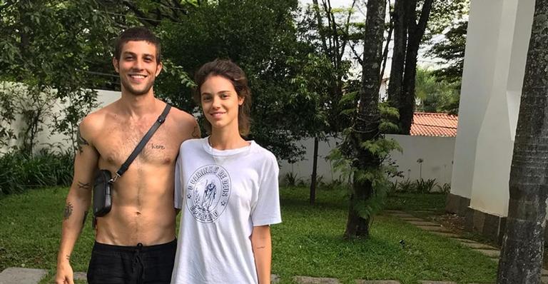 Chay comemora aniversário de Laura Neiva com clique fofo da atriz com a filha: ”Tudo que eu amo”
