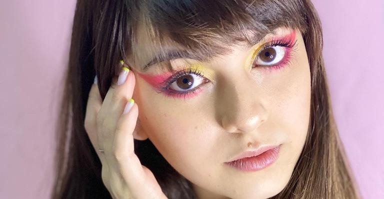 Com a chegada da primavera, Klara Castanho aposta em make super colorida