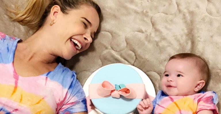 Dany Bananinha baba pela filha, Lara, e encanta web: ”Lindas”