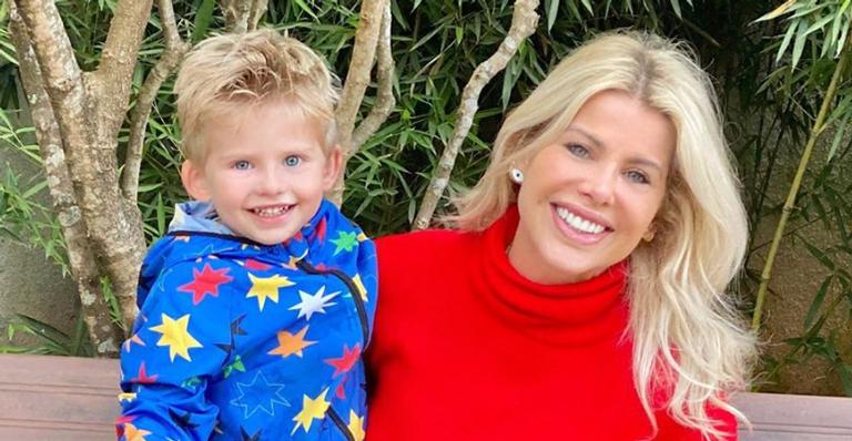 Karina Bacchi brinca de marinheira com o filho e encanta web