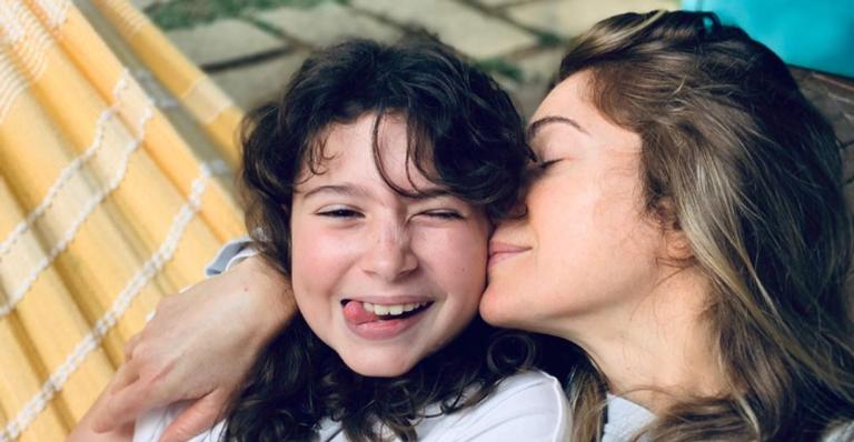 Leticia Spiller encanta ao mostrar a filha caçula interagindo com a natureza