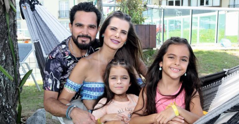 Luciano Camargo ganha bolo da esposa e da filha e se declara: ”Pode sujar que eu lavo tudo depois”
