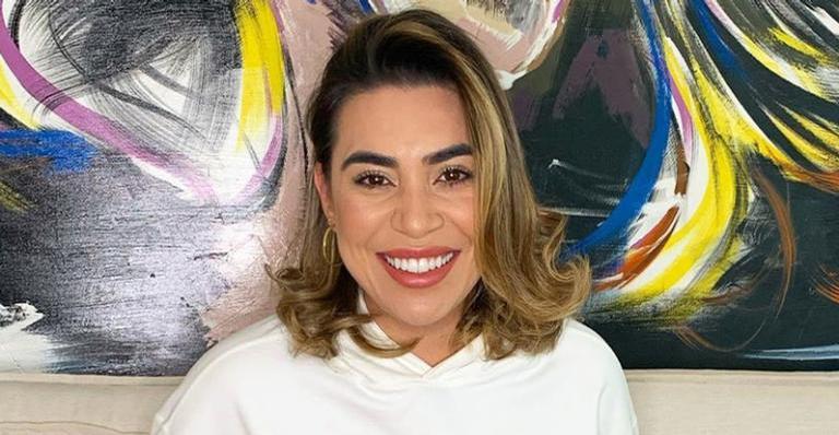 Naiara Azevedo posa de biquíni de morangos e boa forma impressiona!