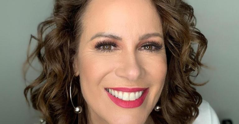 Aos 52 anos, Regina Volpato ostenta corpão em clique raro de biquíni: ”Causando inveja nas de 30”