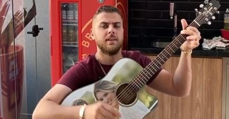 Zé Neto impressiona com sunga e brinca: ”Amanhã vou vir de shorts”