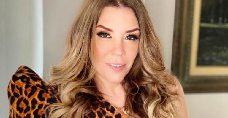 Simony posa de vestido vermelho ao lado de um piano e dispara: ”Sorria sempre”