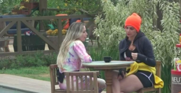 A Fazenda: Luiza Ambiel e Carol Narizinho conversam sobre a roça: ”Ir agora é arriscado”