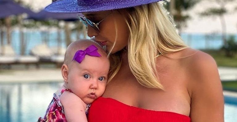 Ana Paula Siebert encanta ao compartilhar lindos cliques com Vicky: ”Imensidão de amor”