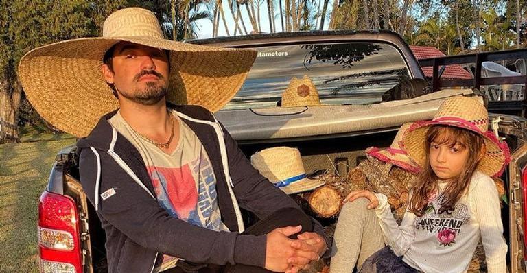 Após sofrer acidente, Fernando Zor posa com a filha caçula: ”Princesinha cuidando do papai”
