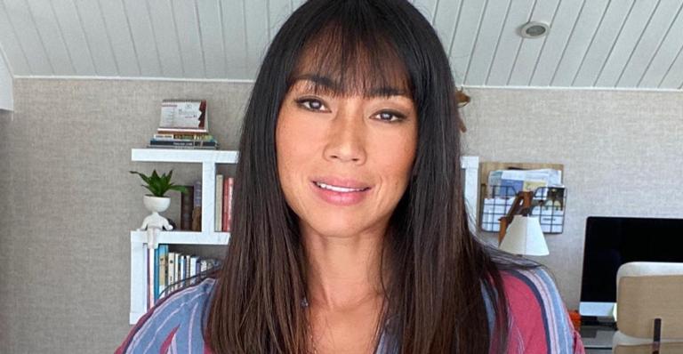 Danni Suzuki esbanja boa forma ao posar diante de linda paisagem