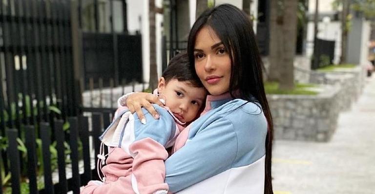 Flay, do BBB20, publica sequência de fotos com o filho e se declara: ”Grudinho da mamãe”
