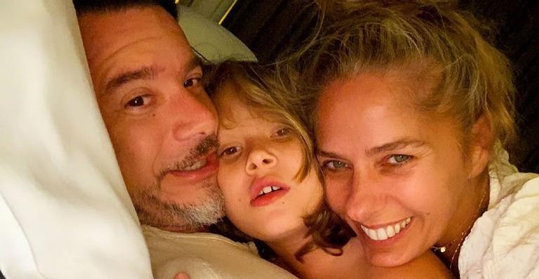 Galisteu publica vídeo engraçado com o marido e o filho e dispara: ”Preparados para o Halloween”
