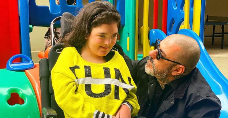 Henrique Fogaça se declara para a filha e encanta web: ”Tão lindo esse amor de pai”