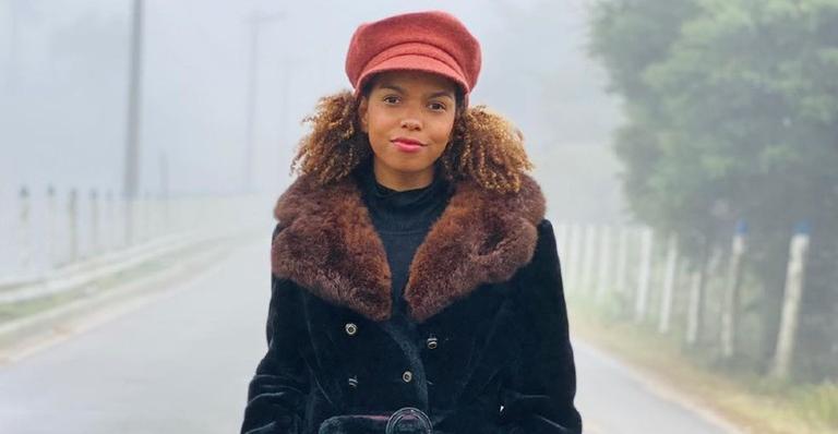 Jeniffer Nascimento encanta ao posar com uma borboleta em sua mão