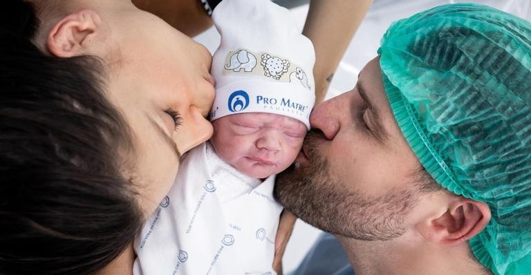 Marcelo Zangrandi flagra momento fofíssimo entre Flávia Viana e o filho: ”Impossível sair de casa”