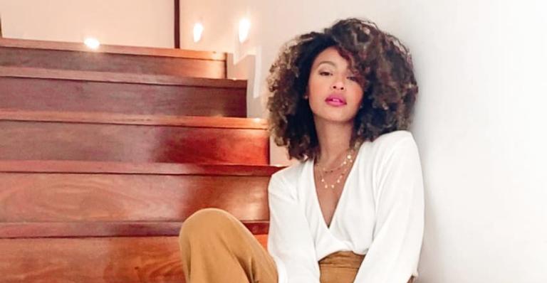 Sheron Menezzes posa com look colorido ao celebrar a chegada da primavera