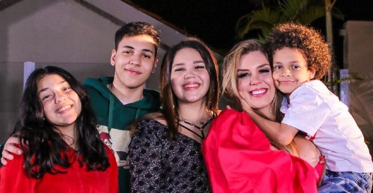Simony relembra clique antigo com os quatro filhos e se declara: ”Não seria completa sem vocês”
