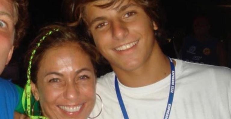 Cissa Guimarães emociona ao prestar homenagem ao filho, que completaria 29 anos: ”Eterno presente”