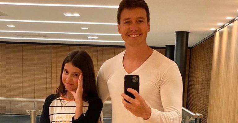 Pai de três, Rodrigo Faro diverte a web em vídeo dançando com a filha do meio