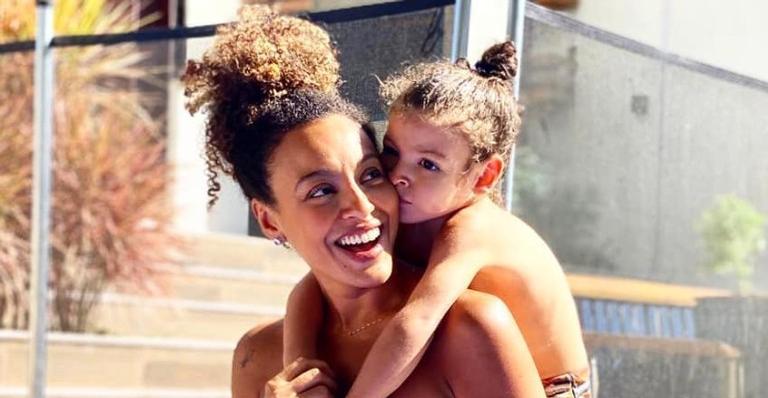 Sheron Menezzes aproveita o Dia dos Filhos e o clima de TBT para relembrar clique com Benjamin