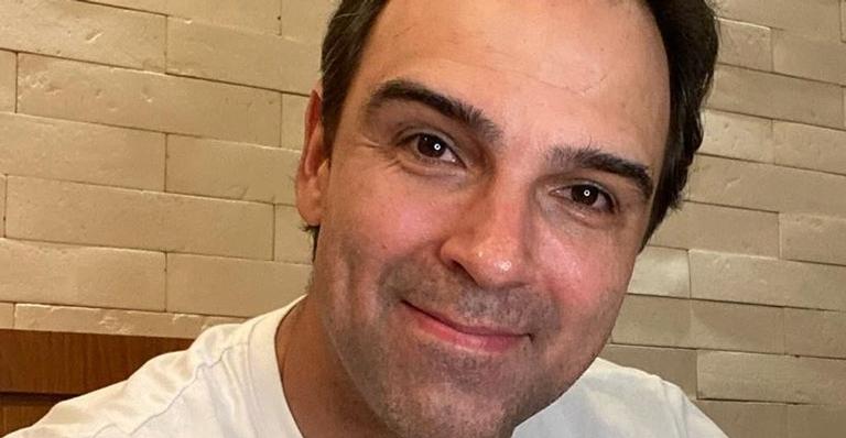 Tadeu Schmidt volta a jogar tênis após sete meses e celebra: ”Sensação incrível”