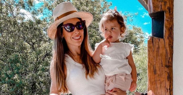 Bella Falconi flagra a filha caçula dançando de fralda e brinca: ”Quem tem limite é cartão”