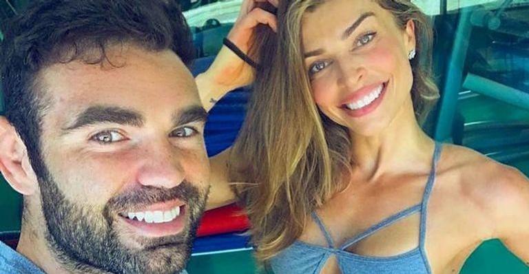 Chico Salgado posa na academia com Grazi Massafera e a barriga definida da atriz rouba a cena