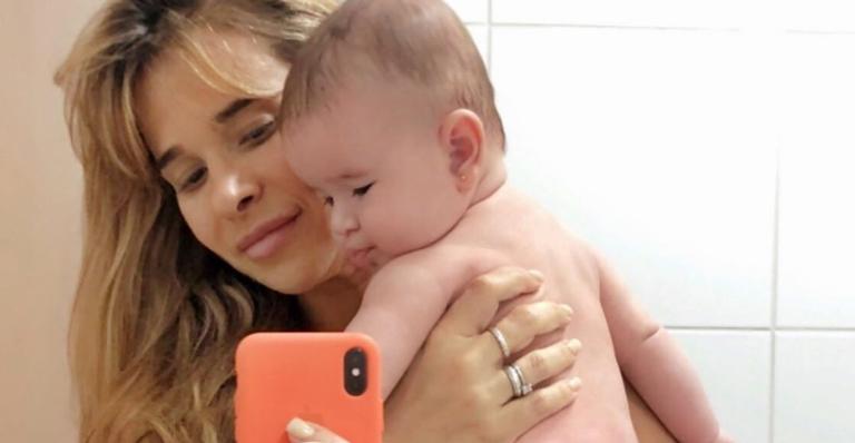 Dany Bananinha brinca com registro fofíssimo da filha, Lara: ”Sextou”