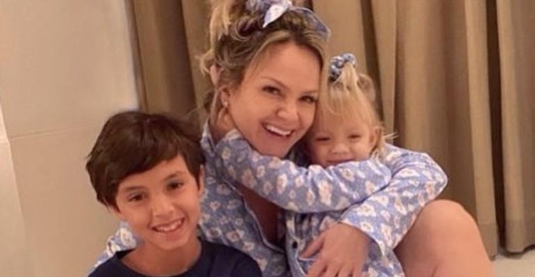 Eliana posa com Arthur e Manuela ao pôr do sol e encanta muito os seguidores