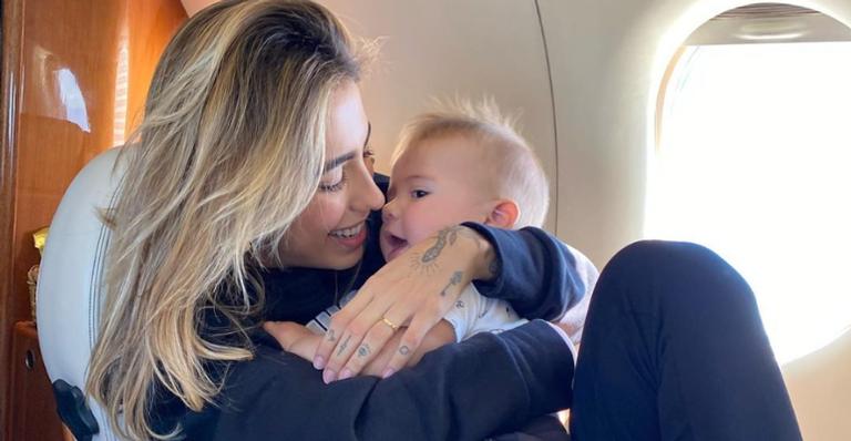 Gabi Brandt baba pelo filho, Davi, com cliques fofíssimos: ”É muita gostosura”
