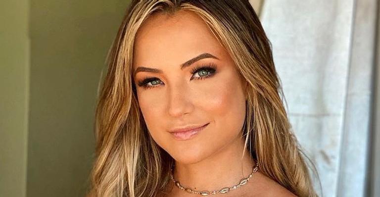 Gabi Martins posa com maiô cavado e beleza impressiona na internet