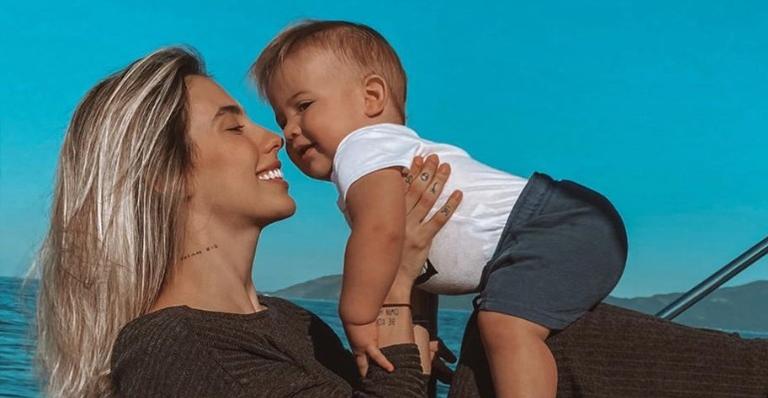 Grávida, Gabi Brandt flagra Davi deitado em sua barriga e dispara: ”Amor de irmão”