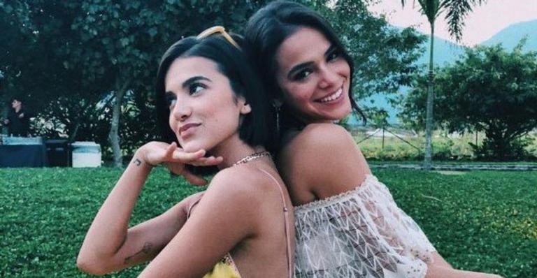 Manu Gavassi se declara para Bruna Marquezine após premiação: ”Te amo muito”