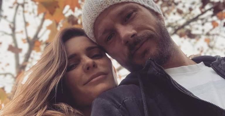 Fernanda Lima e Rodrigo Hilbert posam nos bastidores dos estúdios Globo: ”Logo mais juntinhos”
