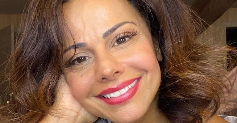 Viviane Araújo exibe corpão em momento caliente com namorado na praia