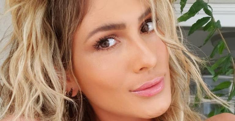 De biquíni, Lívia Andrade ostenta corpão em dia de piscina