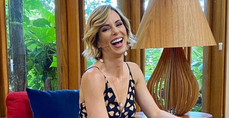 Ana Furtado diverte fãs ao exibir sua cachorrinha de calcinha: ”Querendo sair assim”