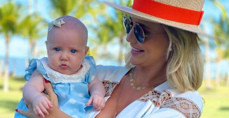 Ana Paula Siebert explode o fofurômetro ao exibir a filha de maiô florido