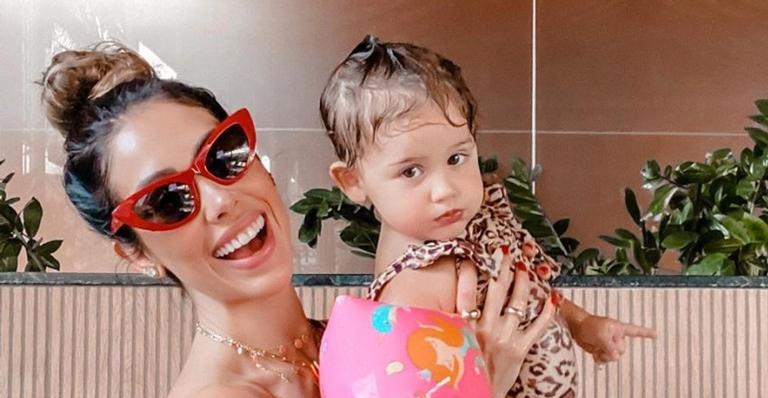 Bella Falconi compartilha clique perfeito de Stella toda sorridente com chapéu de palha