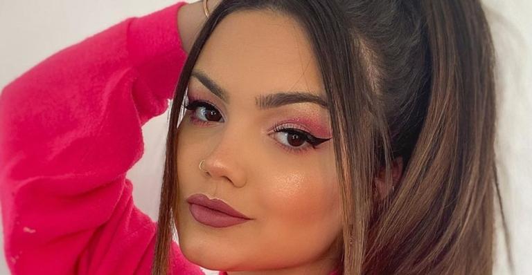 Filha gata de Kelly Key exibe curvas com maiô vermelho cavado e arranca suspiros: ”Que corpo!”