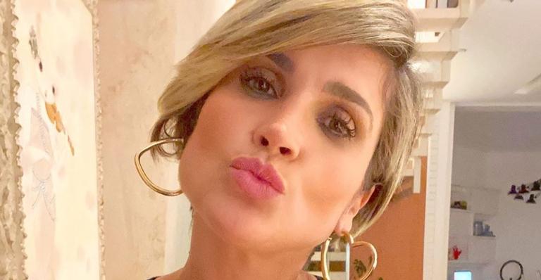 Flávia Alessandra posa de biquíni com a filha e esbanja abdômen trincado: ”Esse corpo não dá”