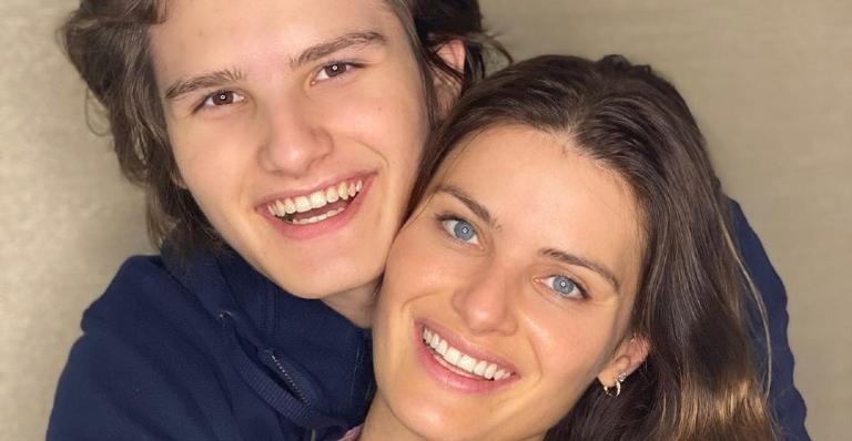Isabeli Fontana posa com o primogênito, de 17 anos, e dispara: ”Meu filho cresceu”
