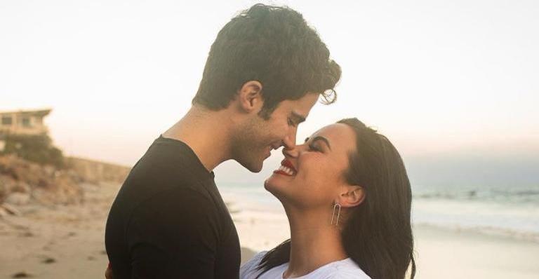Max Ehrich fala sobre fim do noivado com Demi Lovato: ”Descobri por site de fofoca”